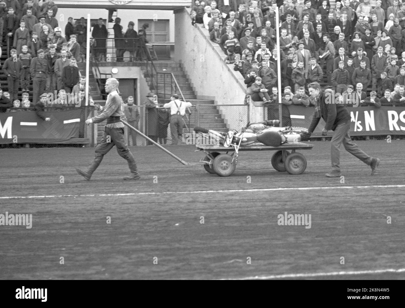 Oslo novembre 1963 'Hip, toute ma puissance' pour la première fois dans les pays nordiques, nous avons vu moto Cross sur la piste. L'événement a eu lieu à Dælenengen à Oslo. Un suédois a gagné, mais le Norvégien Gjert Andersen d'Asker et Bærum Motorklubb a fait leur marque avec un bon trajet. Il dure 12 minutes et celui qui a mené le plus grand gagnant. Ici, un vélo endommagé sur le chemin de sortie, frapper la pile. Photo; Ivar Aaserud / courant / NTB Banque D'Images