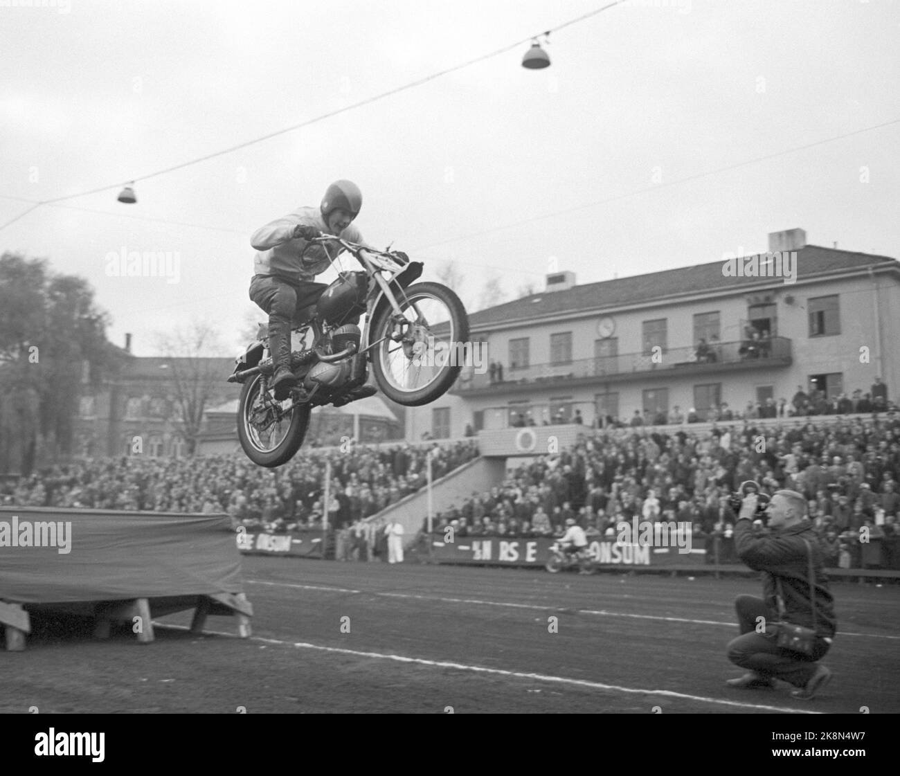 Oslo novembre 1963 'Hip, toute ma puissance' pour la première fois dans les pays nordiques, nous avons vu moto Cross sur la piste. L'événement a eu lieu à Dælenengen à Oslo. Un suédois a gagné, mais le Norvégien Gjert Andersen d'Asker et Bærum Motorklubb a fait leur marque avec un bon trajet. Il dure 12 minutes et celui qui a mené le plus grand gagnant. Photo; Ivar Aaserud / courant / NTB Banque D'Images