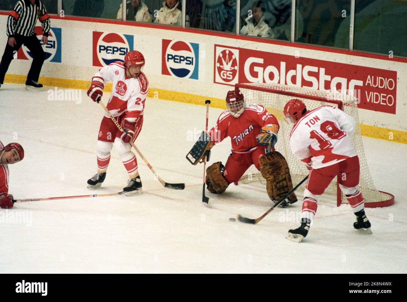 Lillehammer 19890401 coupe du monde de hockey sur glace en Norvège. Photo d'action de Kampen Japon / Suisse qui a pris fin 10-0 à la Suisse. Ici, n° 10 Andreas ton marque un autre but pour la Suisse. Photo: Inge Gjellesvik / NTB / NTB Banque D'Images
