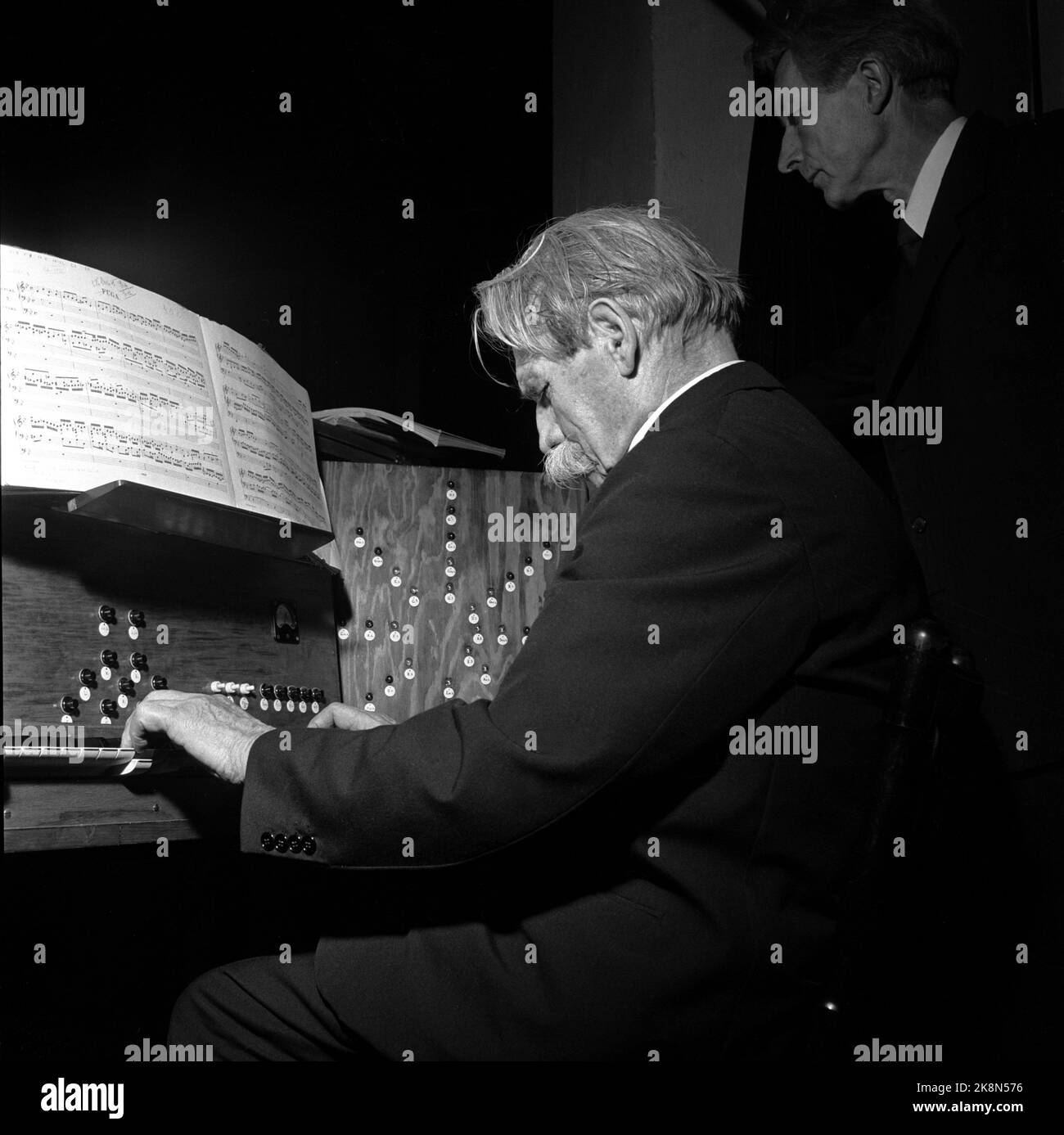 Oslo, novembre 1954. 'Albert Schweitzer, som kom à Oslo 2. nov. Pour škvittere pour fredspreved med den obligatoriiske Nobel-talen, må ha følt varmen strømme mot seg helt fet øyeblikk han satte foten på perrongen på Østbanen. Utenfor stasjonen var det nesten comme folksomt som når en idrettsstjerne kommer hjem. Folk trengte seg på for šfå et glimt av denne store humanisten fafrikas urskog, mannen som ga avkall på den strålende karrière han rike intellektuelle og kunstneriske utrustning hadde sikret Ham, for slåss sykner sket skog skog skog skog slås slås burning. . Banque D'Images