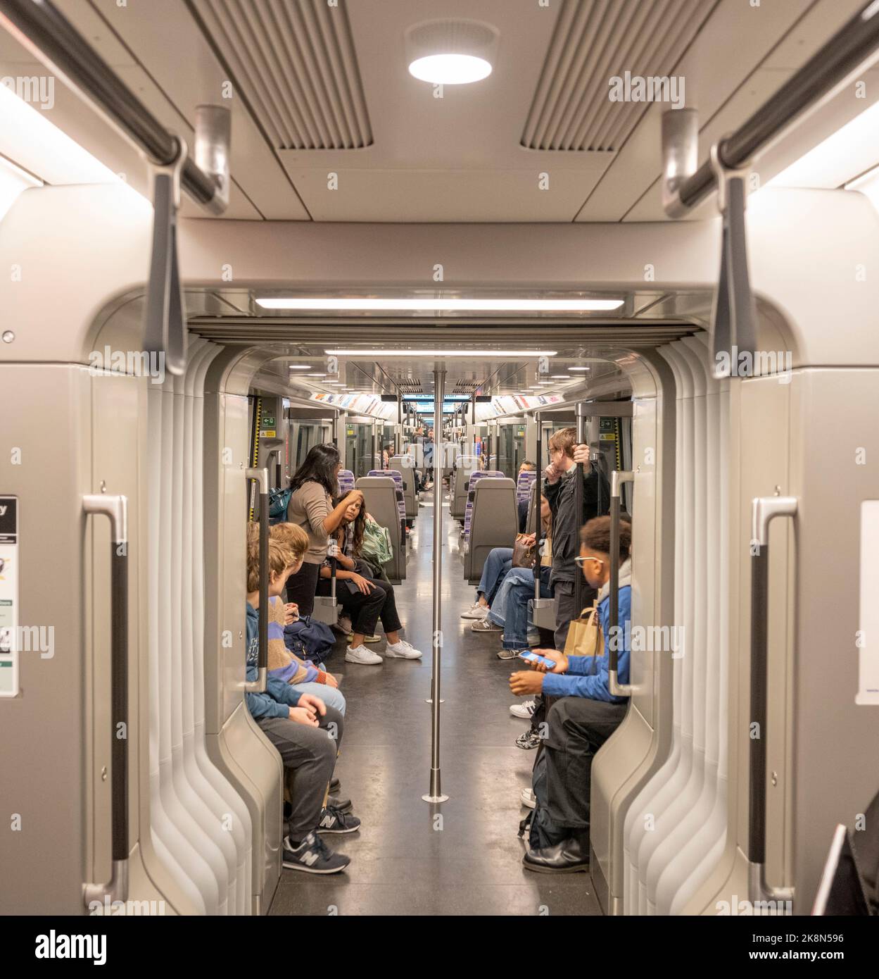 Tottenham court Road Station, Londres, Royaume-Uni. 24 octobre 2022. À l'intérieur d'un train sur la ligne Elizabeth entre les gares de Bond Street et Tottenham court Road, le 24 octobre. Crédit: Malcolm Park/Alay Banque D'Images