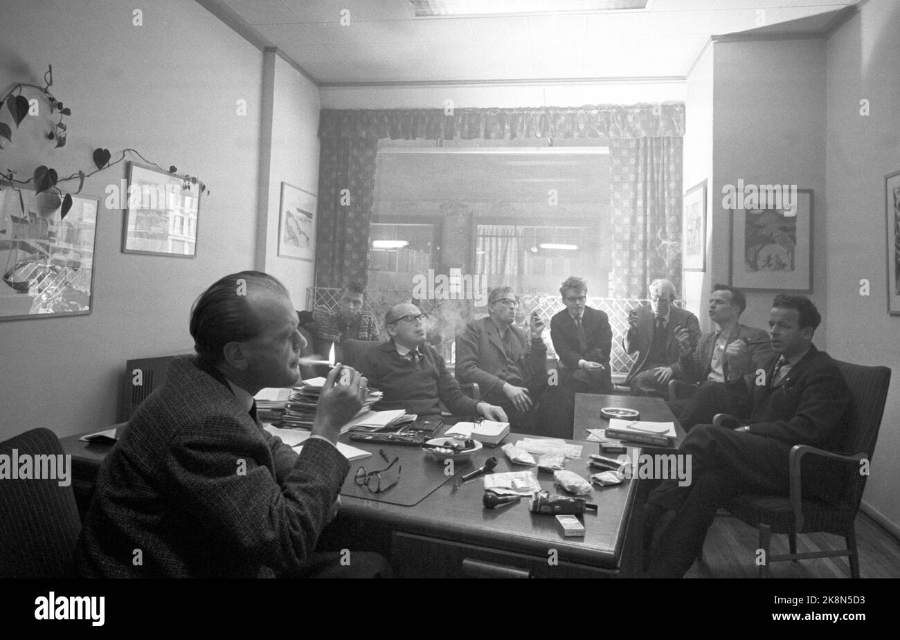 Oslo 19620312 le personnel éditorial du magazine hebdomadaire doit être un bon exemple. Non seulement nous nous contentons d'écrire au sujet des habitudes de nicotine et des risques de cancer, nous avons maintenant commencé une action: Loin avec la fumée! Voici le rédacteur en chef du bureau de l'éditeur Jostein Nyhamar la veille du début du sérieux. De V: Rédacteur en chef Jostein Nyhamar, journaliste Albert Kristiansen, secrétaire de rédaction Oddvar Dahl, journaliste Nils Werenskiold, journaliste Bjørn Bjørnsen, journaliste Oddvar Stølen, photographe Ivar Aaserud et photographe Aage Storløkken. Photo: Courant / NTB local physique. N° 12, 1962 Banque D'Images