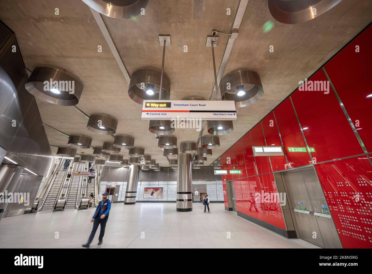 Tottenham court Road Station, Londres, Royaume-Uni. 24 octobre 2022. La station ultra-moderne de Tottenham court Road le jour où la station de Bond Street sur la ligne Elizabeth ouvre enfin au public, le 24 octobre. Crédit: Malcolm Park/Alay Banque D'Images