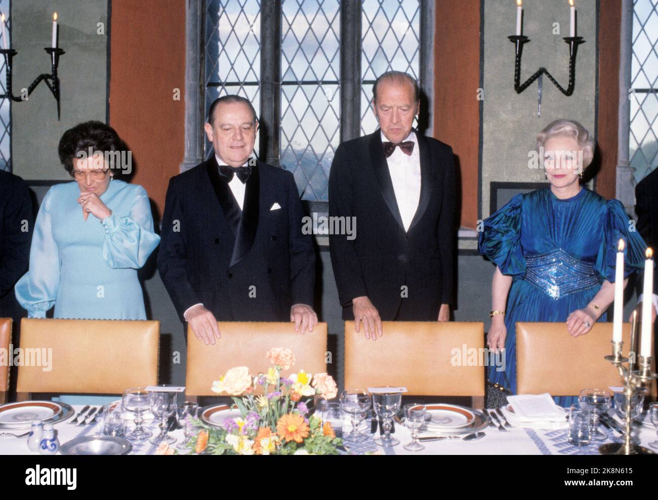 Oslo19800527. Le Premier ministre français Raymond barre en visite en Norvège. Ici pendant le dîner à Akershus (F.) Mme Marit Nordli, Raymond barre, première ministre Odvar Nordli et Mme barre. Photo: Henrik Laurvik / NTB Banque D'Images