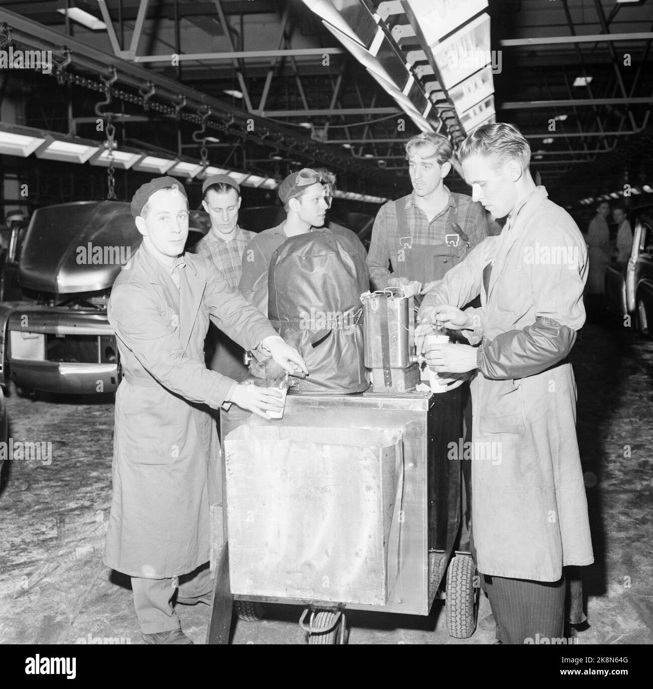 Göteborg, 2 février 1957. La production de Volvo est en plein essor. Voici quelques travailleurs servis des boissons chaudes d'une « cantine » transportable. Photo: Aage Storløkken / actuel / NTB Banque D'Images