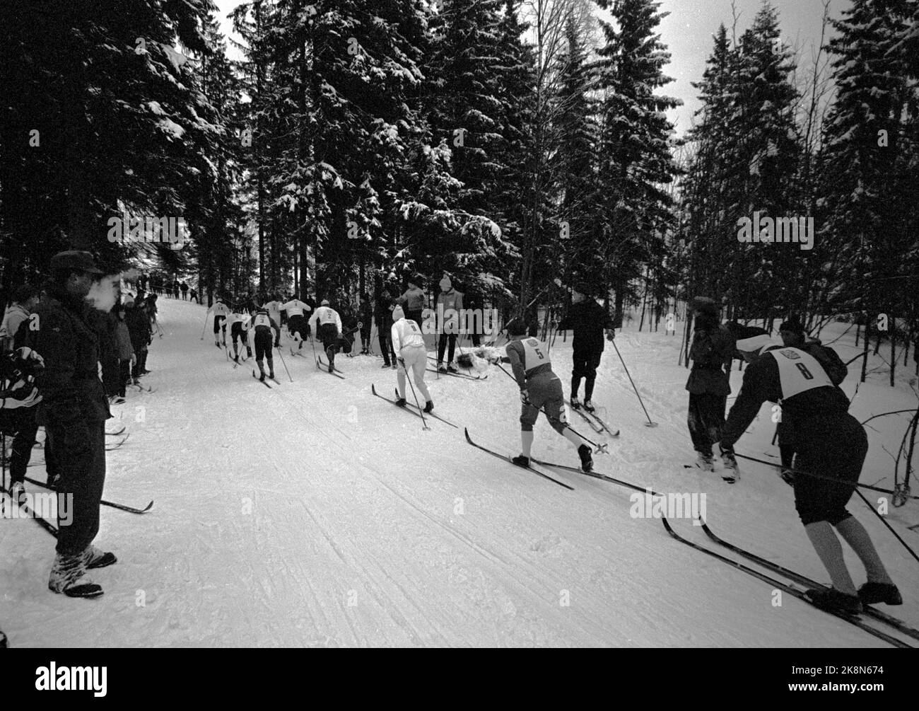 Coupe du monde d'Oslo 19660223 à Holmenkollen 1966. Ski de fond, 4 x 10 km. Relais pour hommes comme la Norvège a gagné. Voici une photo d'action du sentier où les équipes se chassent les unes pour les autres. Photo: Actuel / NTB Banque D'Images