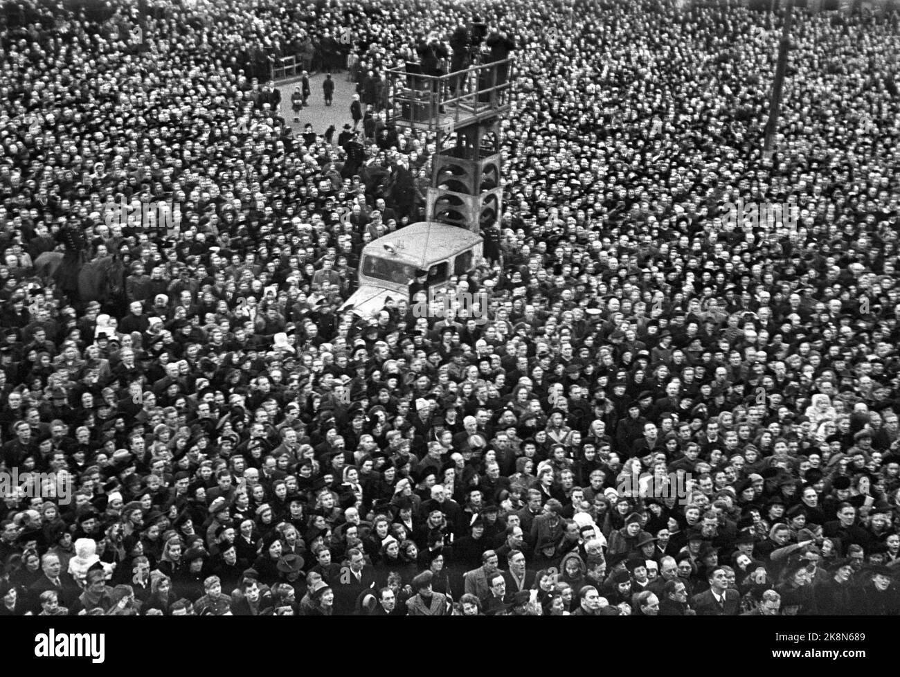 Oslo novembre 1945. Roi Jubilé : le roi Haakon, le prince Harald et la princesse Märtha sont gérés depuis le château. Photo: H. Amundsen / NTB Banque D'Images