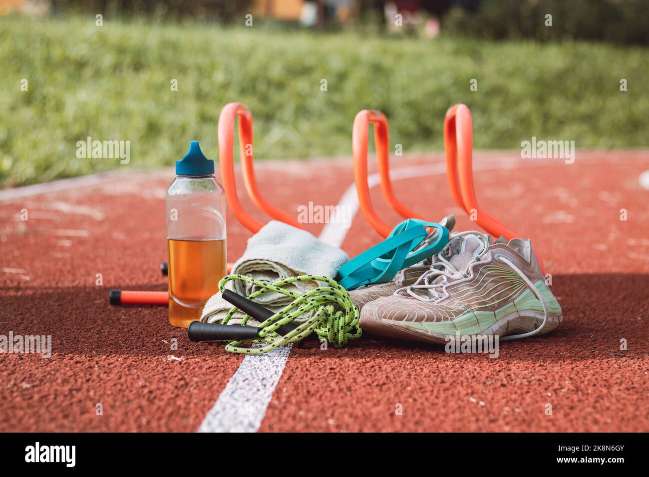 Équipement sportif pour une formation de qualité et un plaisir suffisants. Terrain de jeux sportif en plein air. Style de vie du jeu. Serviette, corde à sauter, t-shirt, haies, serviette et dri Banque D'Images