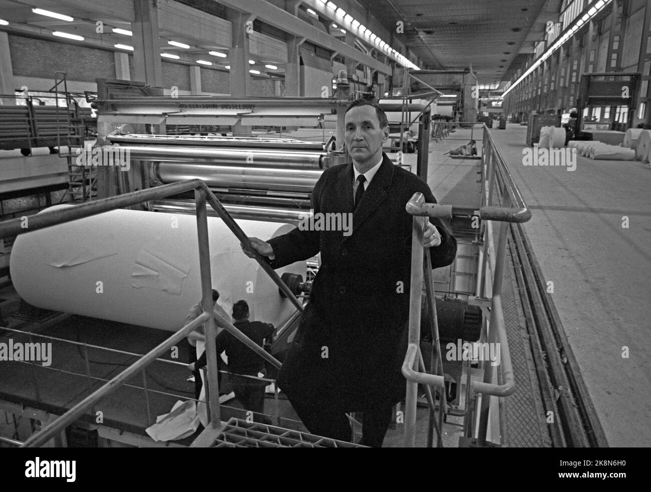 Halden décembre 1966 l'ancien combattant Gunnar Sønsteby, chef du gang d'Oslo, est mentionné dans un livre anglais sur le mouvement de résistance en Europe occidentale occupée par l'Allemagne comme "Real Life James Bond". Sønsteby occupe actuellement le poste de directeur des ventes à Saugbruksforeningen. Ici, il est en déplacement dans la nouvelle usine pour la production de papier du Saugbruksforening. Photo: Aage Storløkken / actuel / NTB Banque D'Images