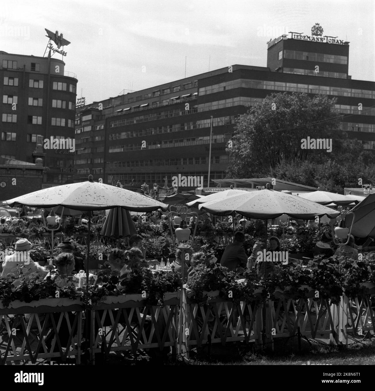 Oslo, 19560808. Restaurant en plein air Pernille, communément appelé « Nille ». Il a été situé entre le Théâtre national et l'espace devant le déclin du cours souterrain de la période 1950 - 73. Photo: Jan Stage / NTB Banque D'Images
