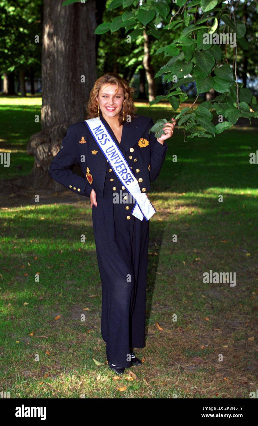 Oslo 19900821. Miss Universe et modèle Mona Grudt photographiés sur la place du château. Photo: Morten Holm / NTB / NTB Banque D'Images