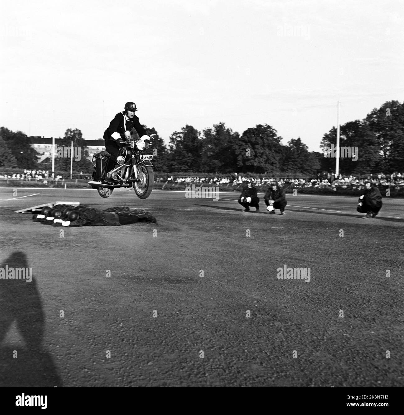 Oslo 19630607. Journée de police au stade Frogner. Ici, des spectacles de moto. Dirigé par l'officier de police L. Føsker. Saute sur la moto par-dessus les officiers inclinables. Photo: Erik Thorberg / NTB / NTB Banque D'Images