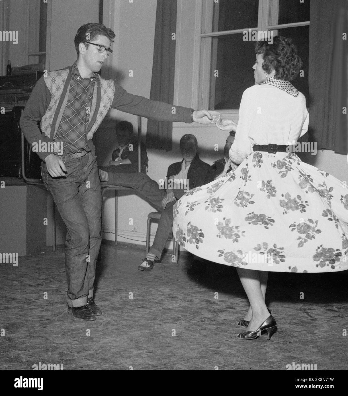 Oslo 19570905: Rock'n roll avec danse au club de loisirs de Hammersborg. Balançoire et rock dansant pour les jeunes dans des vêtements typiques. Photo: NTB / NTB Banque D'Images