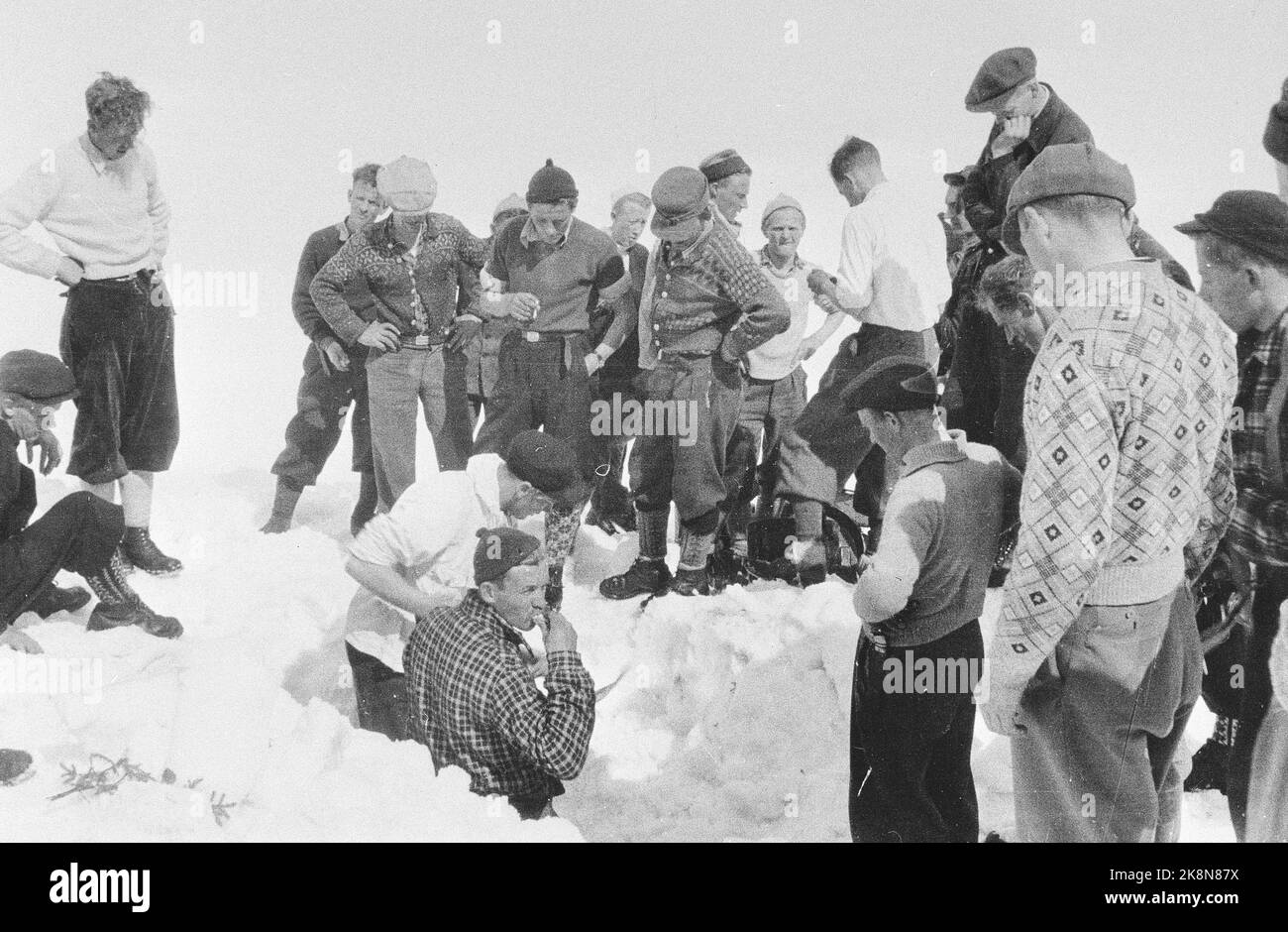 Norvège sous occupation allemande. Résistance / Milorg / Home Forces / « Guys on the Forest ». Au printemps 1945. Les mecs de Milorg de Modum à Buskerud (district de HV 141) sur le site de libération de Gulsviketer entre Eggedal et Hallingdal dans les jours précédant la libération en mai 1945. Les conteneurs sont excavés par la neige et le contenu est étudié. L'équipement sera ramené au village, pour être utilisé par les forces domestiques pendant les jours de libération. Photo: Leiv Aasen, Archives NTB WW2 - Norvège. Résistance / Forces à domicile / « garçons dans les forêts » à la zone de chute. Banque D'Images