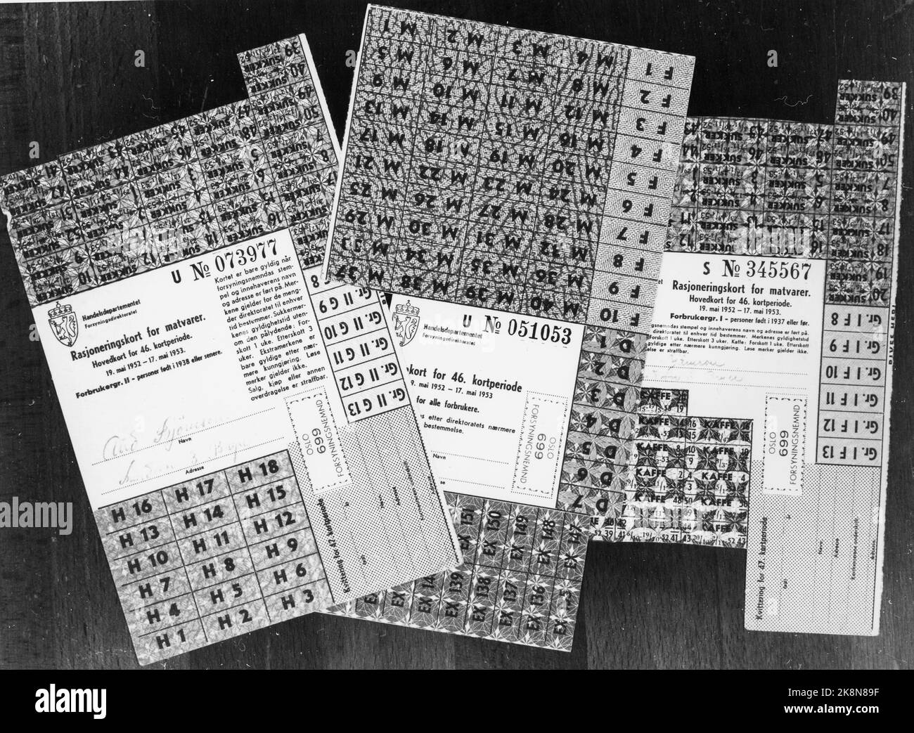 Oslo 1952. Rationnement : le rationnement des marchandises a duré longtemps après la guerre. Voici des cartes de ration pour les aliments, émises pour la période du 19 mai 1952 à 17 mai 1953. Le rationnement du café et du sucre a été levé en septembre 1952. Photo: NTB / NTB Banque D'Images