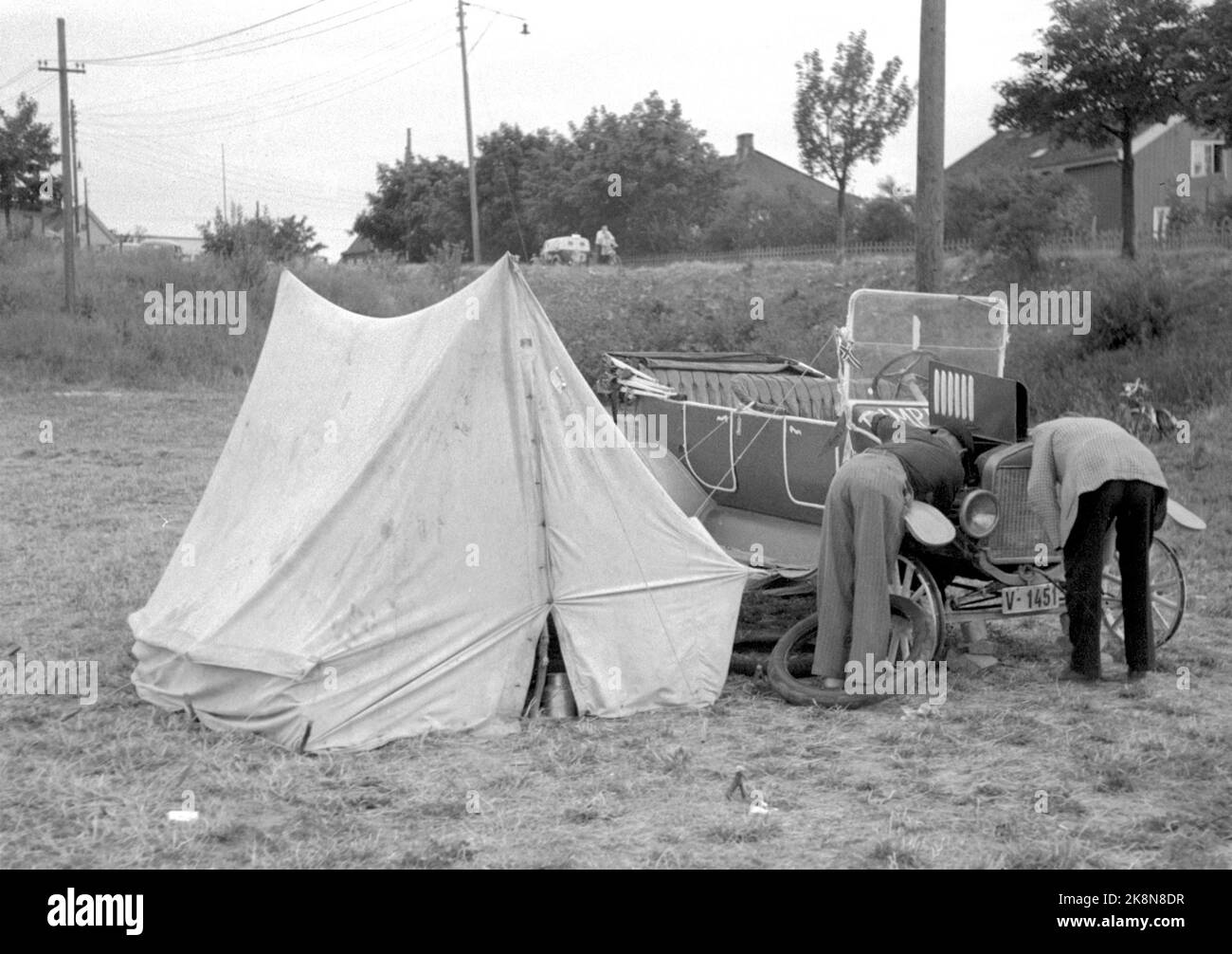 Oslo 19490726. Camping camp à Sinsen. Réparation de voitures anciennes à la tente. Photo: NTB Banque D'Images