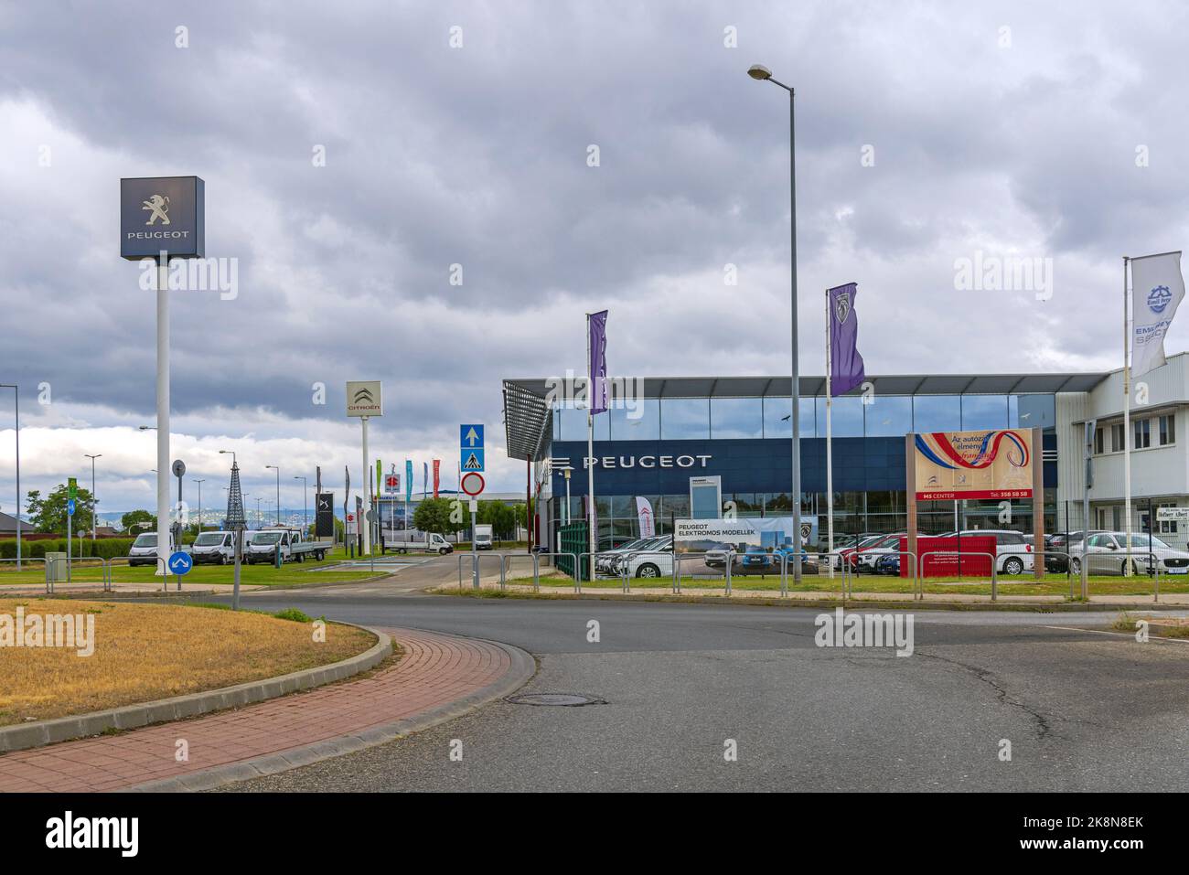 Budapest, Hongrie - 31 juillet 2022: Peugeot M5 Centre concessionnaire automobile français. Banque D'Images