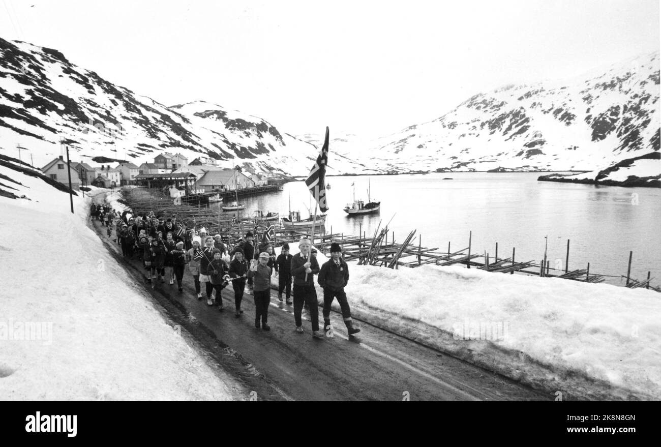 Kamøyvær 19630517 les écoliers de Kamøyvær, l'école la plus au nord du monde située juste à côté du Cap Nord, célèbrent 17 mai avec de la neige de tous les côtés. Train pour enfants avec drapeau, montagnes enneigées en arrière-plan. Photo: Ivar Aaserud / courant / NTB Banque D'Images