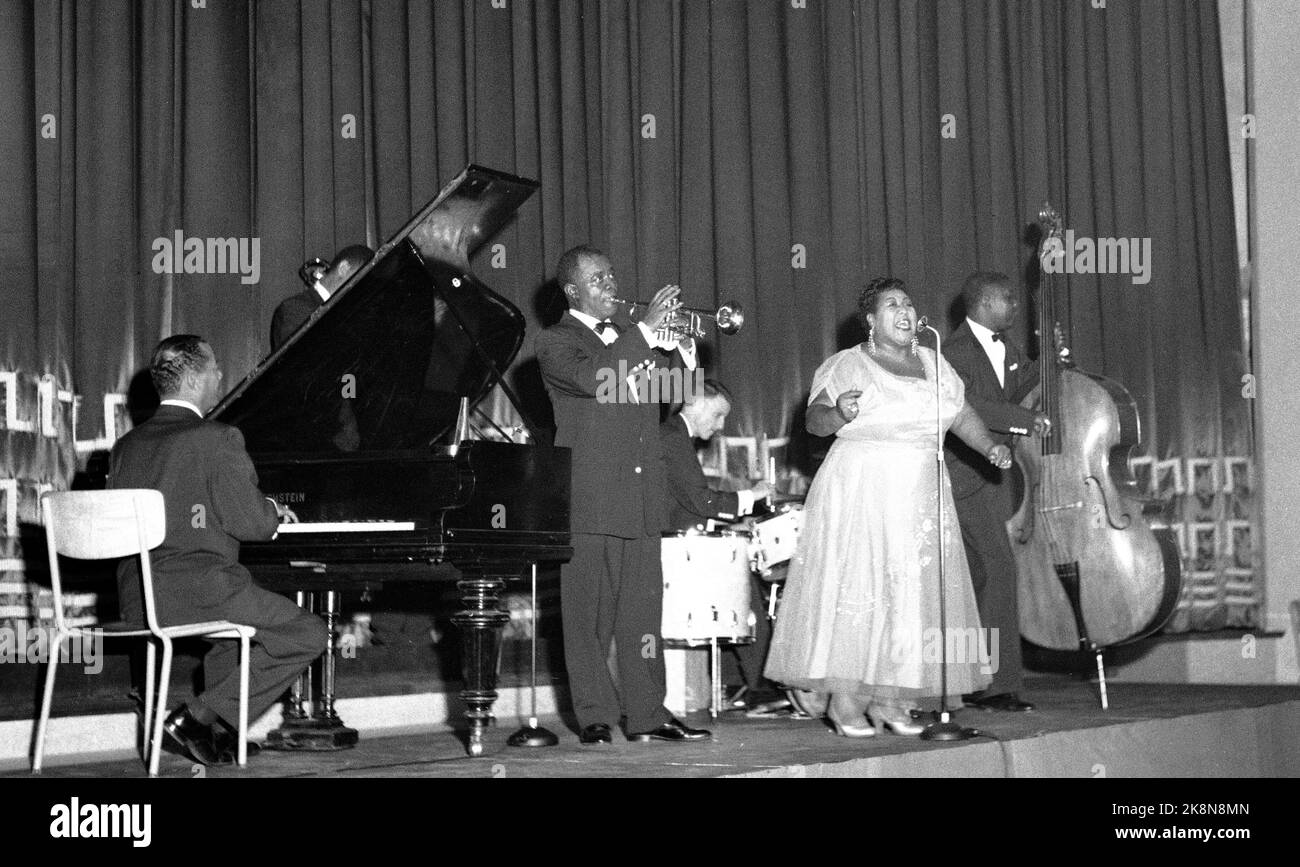 Oslo 1955 octobre : la fièvre du jazz fait rage en Norvège ! Voici l'un des quatre concerts avec le trompettiste Louis Armstrong et son orchestre dans le cinéma du Colisée. Armstrong en action sur la trompette, avec la chanteuse Velma Middleton. Photo: Actuel / NTB Banque D'Images