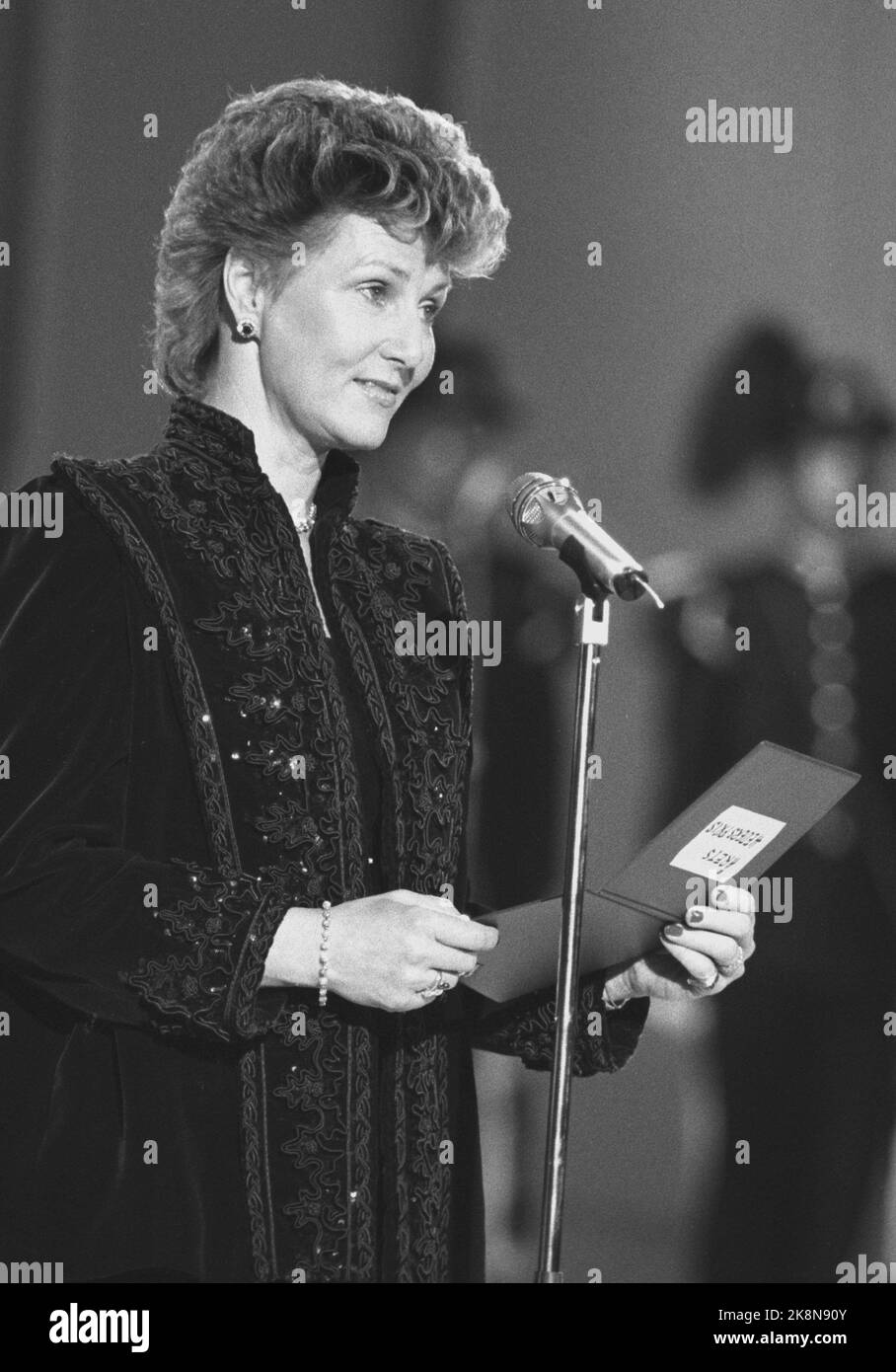 Oslo 19860118. Distribution du Prix Spellemann pour l'année 1985. La Princesse Sonja de la Couronne annonce que des artistes unis reçoivent le « Prix honorifique de l'année » lors des Spelelemann Awards dans le Messe Hall de Sjølyst. Photo: Jens Kvale NTB / NTB Banque D'Images