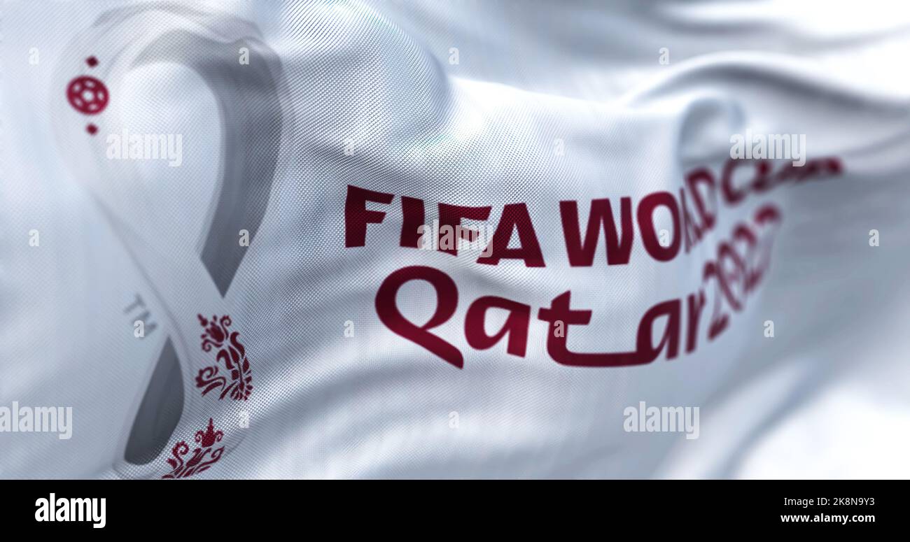 Doha, QA, octobre 2022. Vue rapprochée du drapeau de la coupe du monde FIFA Qatar 2022 qui s'agite dans le vent. La coupe du monde aura lieu au Qatar à partir du 20 novembre Banque D'Images