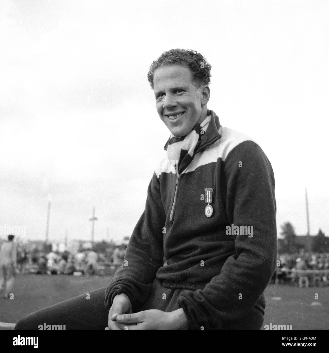 Sarpsborg 19540815 NM en athlétisme. Jan Borgersen avec une médaille dans les courses de crochet. Photo: NTB / NTB Banque D'Images