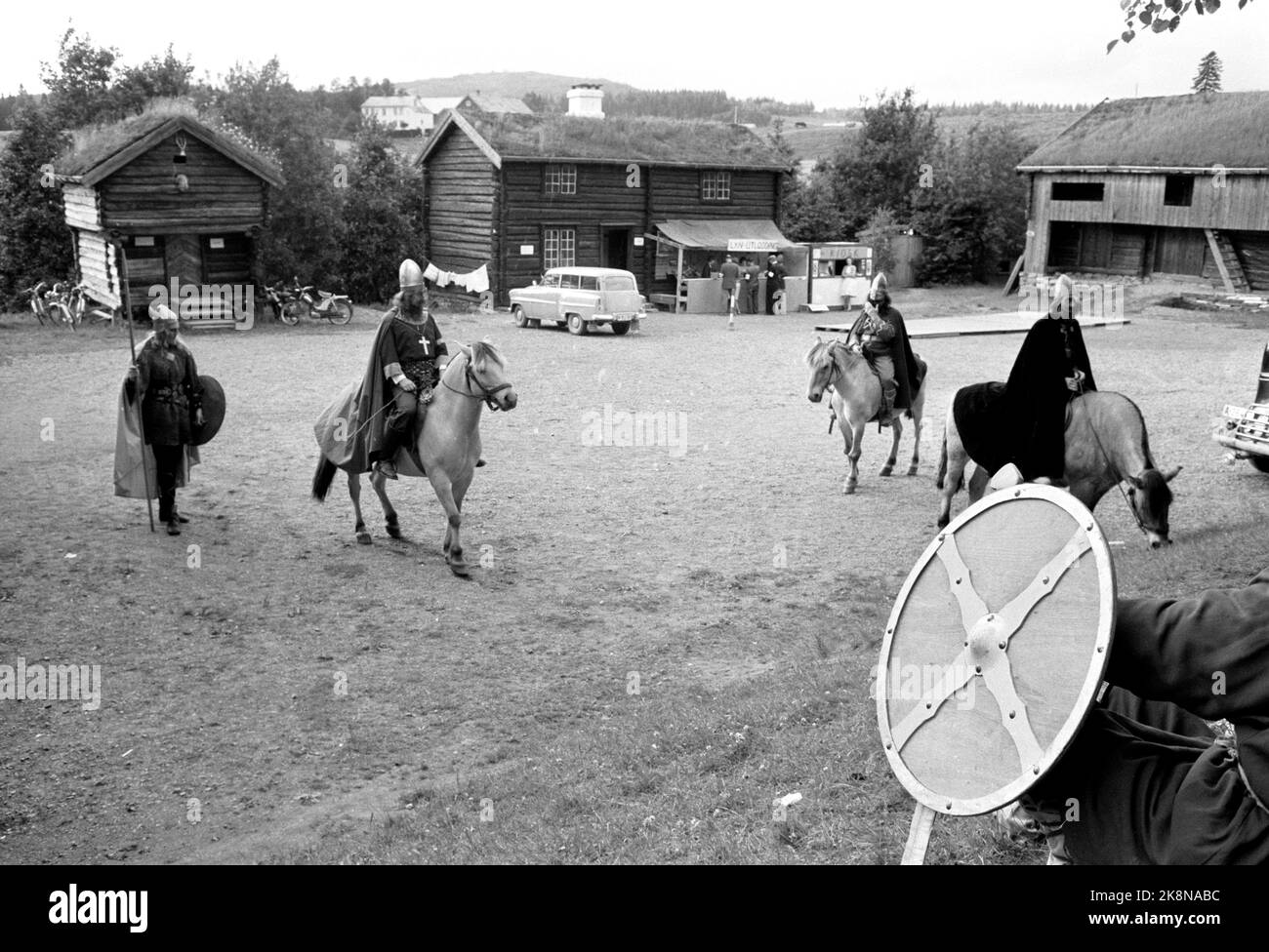 Stiklestad juillet 1961: 'Le jeu de Saint Olav'. Chaque année, 200 vagues de vallée dessinent dans le costume Viking pour vivre la nuit précédant la bataille de Stiklestad en 1030. Le jeu ne se poursuit que pendant trois jours, et la plupart des touristes étrangers passent à côté d'une performance fantastique. « C'est la dernière fois en juillet 1030 » - mais ici, certains acteurs dans les coulisses, où certains locaux ont commencé un stand pour la loterie éclair et un kiosque avec la vente de « mémoire » et de service facile. Photo: Sverre A. Børretzen / actuel / NTB. Banque D'Images