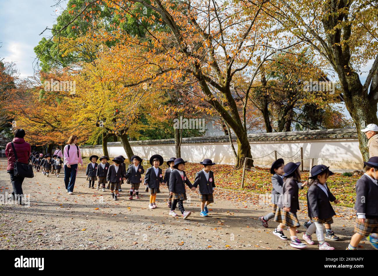 Kyoto, 17 2013 NOVEMBRE - beaucoup d'élèves de la maternelle marchant près du Daigoji Banque D'Images