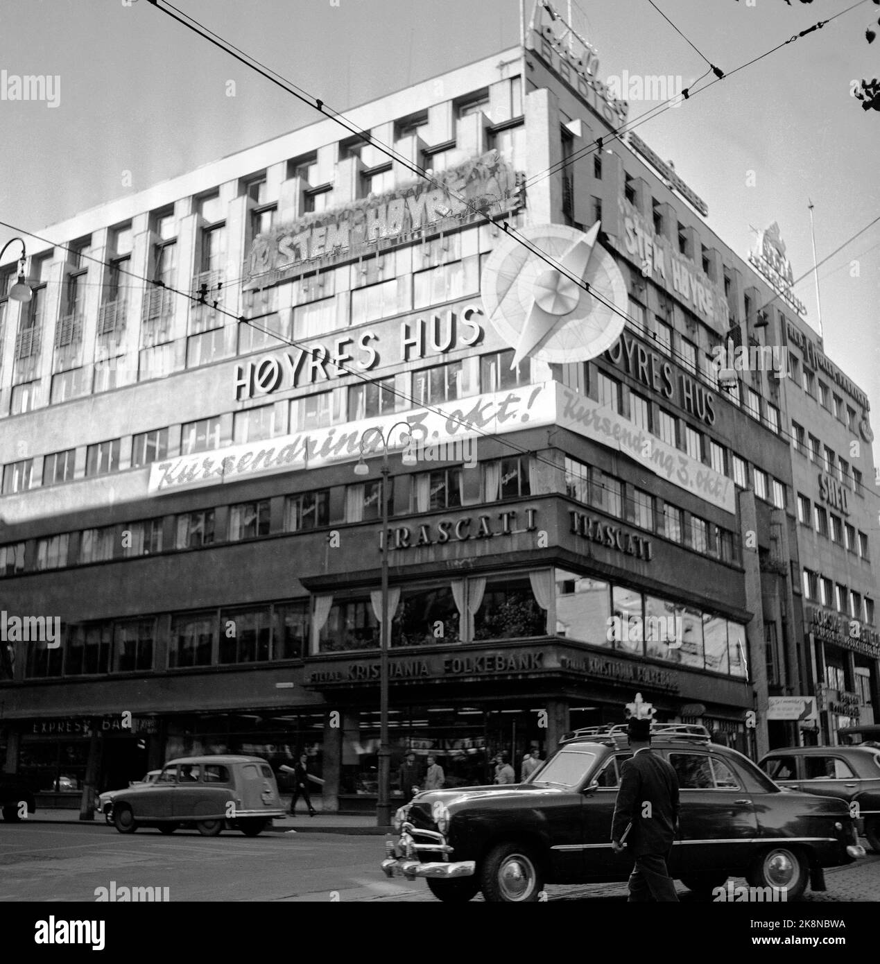 Oslo 19551001. Les élections municipales 1955. Extérieur de la maison de Høyre avec des affrontements électoraux: "Changement de cap après 3 octobre" et une grande boussole-rose ornent la façade. Architecte Magnus Poulsson. Photo: NTB / NTB Banque D'Images