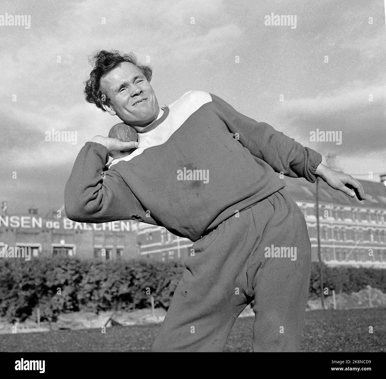 Oslo 19570905: Erling Stardahl, (1924-1994) est devenu aveugle à l'âge de 14 ans, mais cela ne l'a pas empêché de participer à de nombreuses activités sportives différentes. Ici en action dans la puce. Photo: NTB / NTB Banque D'Images