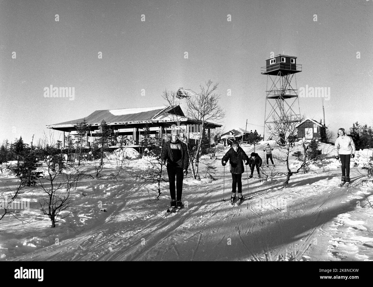 Hakadal 19630113 le nouveau centre de ski de Varingskollen a été ouvert, avec télésiège, sentiers alpins et sentiers de randonnée. Ici depuis le sommet de Varingskollen, où les sentiers de toutes les catégories s'étendent à travers le paysage. En arrière-plan TV. Le café, où la brousse après la couche de couronne orne toujours la pièce. Une tour de feu. Ski touristes dans la piste. Photo: Thorberg / NTB / NTB Banque D'Images