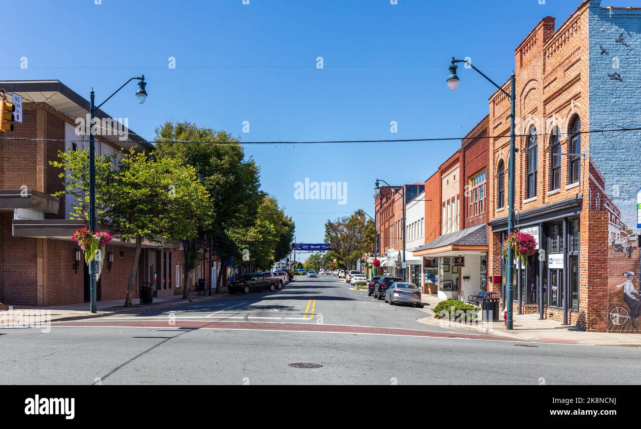 ASHEBORO, NC, USA-26 SEPT 2022 : vue grand angle sur Sunset Avenue dans le centre-ville. Banque D'Images