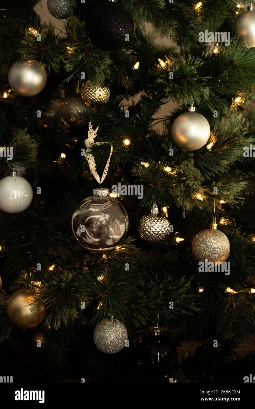 sapin de noël avec boule de décorations et l'image d'ultrasons dedans Banque D'Images