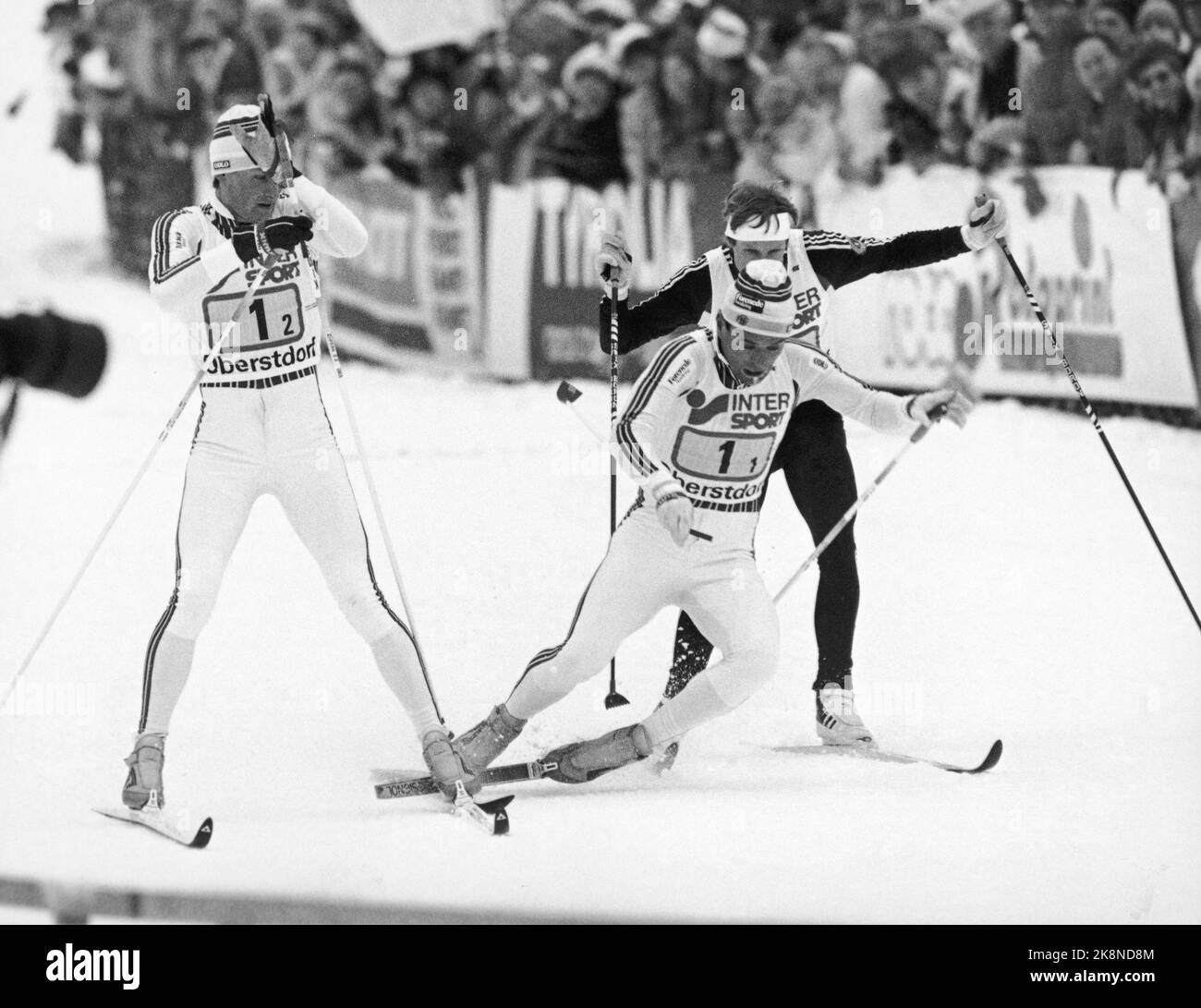 Oberstdorf, Ouest Germany19870217. Coupe du monde de ski, branches nordiques. Relais, 4 x 10 km, Ove Aunli tombe comme il enverra Vegard Ulvang. Échange. L'équipe de relais norvégienne a remporté le bronze. L'équipe était composée de Terje Langli, Vegard Ulvang, Pål Gunnar Mikkelsplass et Ove Aunli. (Bande dessinée, 1 de 3) photo: Bjørn Sigurdsøn / NTB Banque D'Images