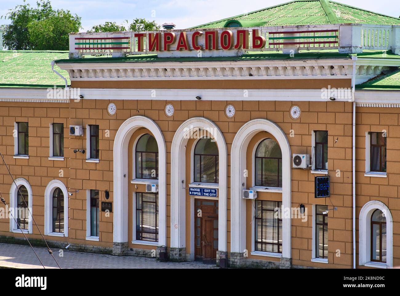 Le bâtiment de la gare de l'ère soviétique avec texte russe dans la ville de Tiraspol, Transnistriatranslation: Tiraspol Banque D'Images