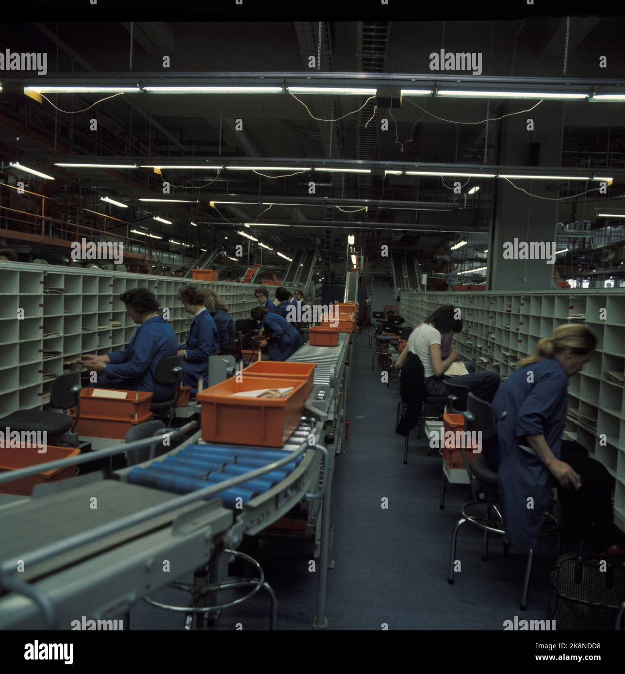 Oslo 1975. Terminal de poste d'Oslo. Postgiro ​​building, Gunnerus'gate 14, a ouvert ses portes en 1975. Ici intérieurs, tri postal. La maison a 20 étages et est de 85 mètres de haut. Les architectes Odd Borgrud Pedersen et Rolf Christian Krognes. Photo: NTB / NTB Banque D'Images