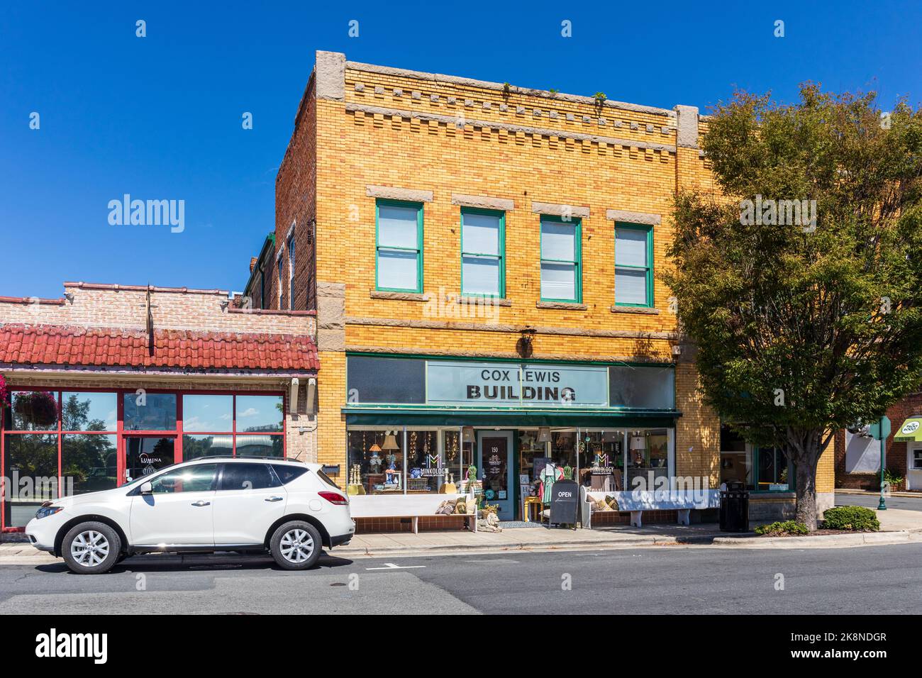 ASHEBORO, NC, USA-26 SEPT 2022 : bâtiment historique Cox Lewis et panneau du centre-ville. Banque D'Images