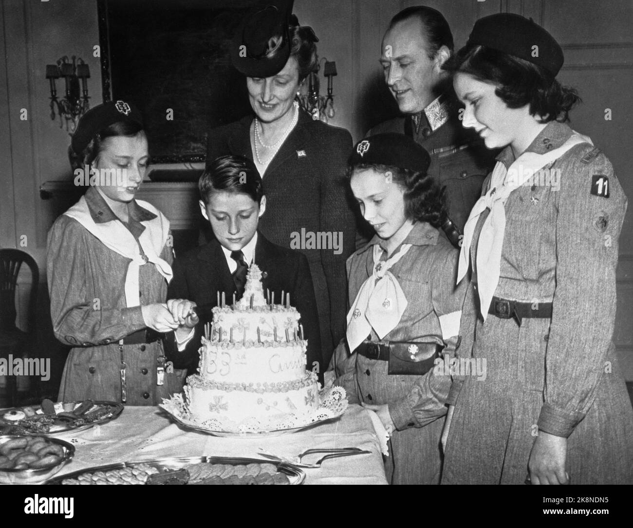 USA ca 1942 la famille du Prince héritier aux États-Unis pendant la Seconde Guerre mondiale: De V: Princesse Ragnhild (TV) en uniforme scout, Prince Harald avec grand gâteau doux. Retour : la princesse Märtha et le prince Olav. En outre, deux scouts non identifiés en uniforme. Photo: Archives NTB / NTB Banque D'Images