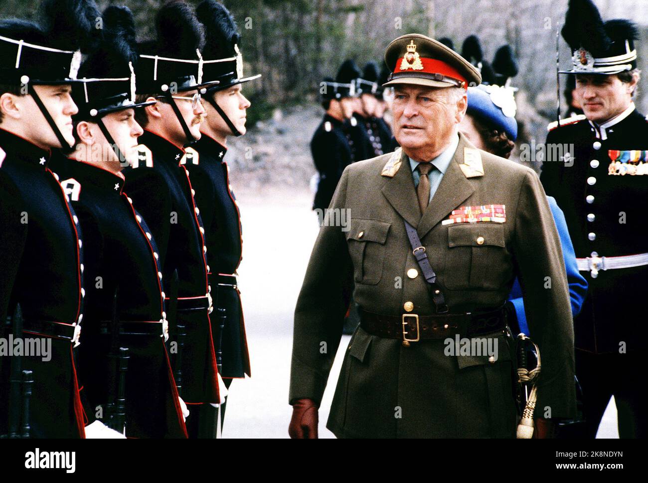 Oslo 19810507. La reine Elizabeth en Norvège avec son mari le prince Philip. La reine Elizabeth et le roi Olav sont montrés autour de l'école de guerre. Photo: Archive NTB Banque D'Images