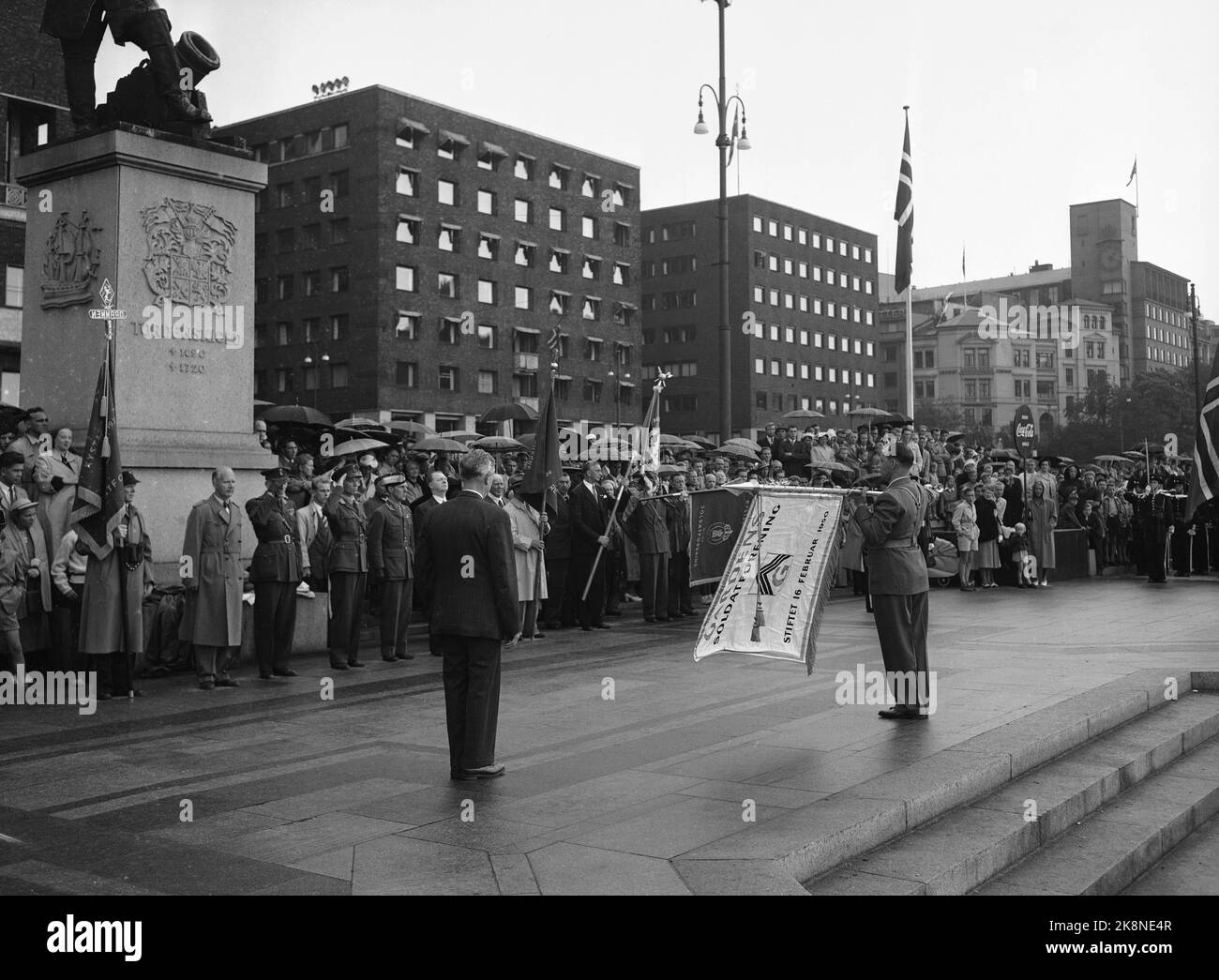 Oslo 19520803. Plus près de la place de l'hôtel de ville, jardin. L'association du soldat du jardin montre son nouvel onglet. Photo: Gregers / NTB Banque D'Images