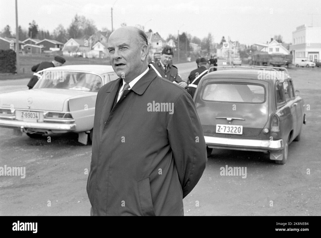 1969-05-12 « la police tente de nouvelles routes ». Makan pour maîtriser l'accélérateur n'a jamais été enregistré sur les routes de Vestfold. Mais ensuite, le contrôle à grande échelle de la police, appelé opération Sample County, a été complètement à l'avance dans la presse locale et dans la capitale. Pål Feiring, gestionnaire des urgences, a été très satisfait de l'action. Les policiers contrôlent les voitures en arrière-plan. Photo: Aage Storløkken / actuel / NTB Banque D'Images