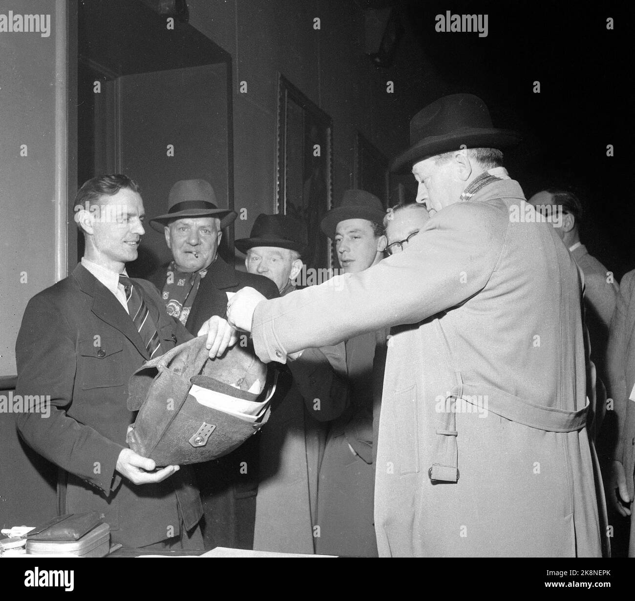 Oslo 19551207 la grève des travailleurs des transports: Rencontrer la Chambre populaire et voter. Les bulletins de vote se rassemblent dans un vieux sac de travail. Photo: NTB Banque D'Images