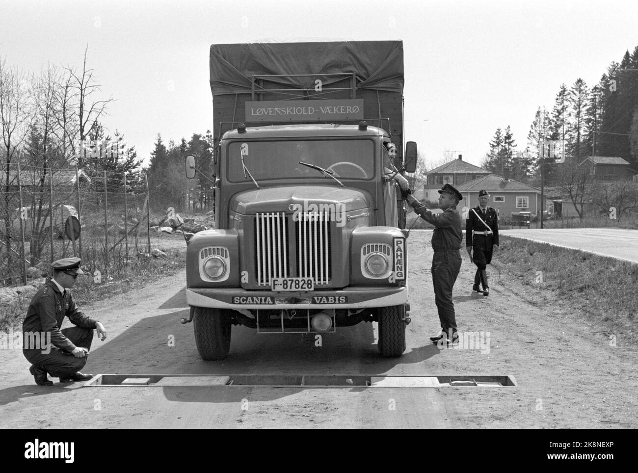 1969-05-12 « la police tente de nouvelles routes ». Makan pour maîtriser l'accélérateur n'a jamais été enregistré sur les routes de Vestfold. Mais ensuite, le contrôle à grande échelle de la police, appelé opération Sample County, a été complètement à l'avance dans la presse locale et dans la capitale. Dans le contrôle technique, il y a beaucoup de choses à examiner, et il serait sans espoir de prendre soin de toutes les voitures. Mais toutes les voitures qui sont arrêtées par le contrôle du bruit doivent passer par un contrôle technique. La police enquête sur un camion de Løvenskiold Vækerø. Photo: Aage Storløkken / actuel / NTB Banque D'Images