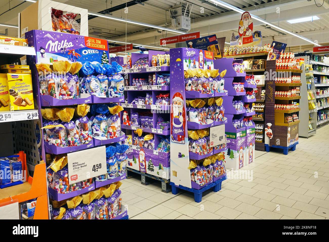 Cadeaux de Noël au chocolat dans un magasin Banque D'Images