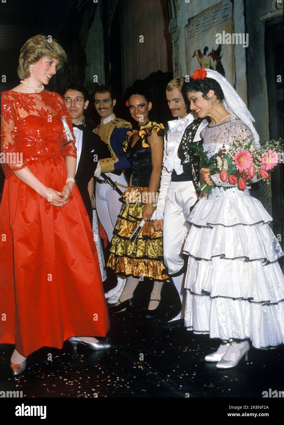 Oslo 1984-02: La princesse de Galles - la princesse de Galles, Diana, visite Oslo. La visite s'est terminée dans le cadre de la première mondiale de London City Ballett sur la pièce « Carmen » dans la salle de concert d'Oslo sur 11 février. La princesse est le haut protecteur de l'ensemble. La photo: Les invités royaux arrivent à la première, - la princesse Diana salue l'ensemble. (La princesse Diana est enceinte.) Photo: Bjørn Sigurdsøn / Knut Odrås / NTB Banque D'Images