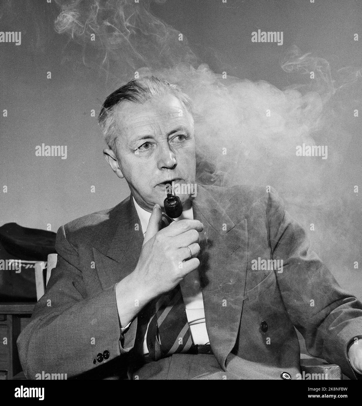 1959 politicien Jon Leirfall - situation d'entrevue avec pipe et beaucoup de fumée. Cette année, le Parti du Centre change de nom pour passer du Parti des agriculteurs au Parti du Centre au printemps. Photo: Sverre A. Børretzen / actuel / NTB Banque D'Images
