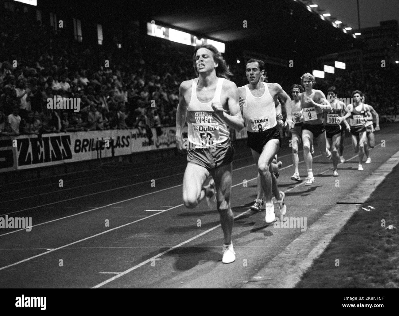 Oslo 19810712. Jeux Bislett. Athlétisme. 'DREAM Mila', action BCE: Tom City, États-Unis (no.53) et Steve Ovett, Royaume-Uni (no 8). C'est Steve Ovett qui a gagné la course à 3.49.25 ans, mais il n'y a pas eu de record du monde cette fois-ci. Photo Erik Thorberg / NTB / NTB Banque D'Images