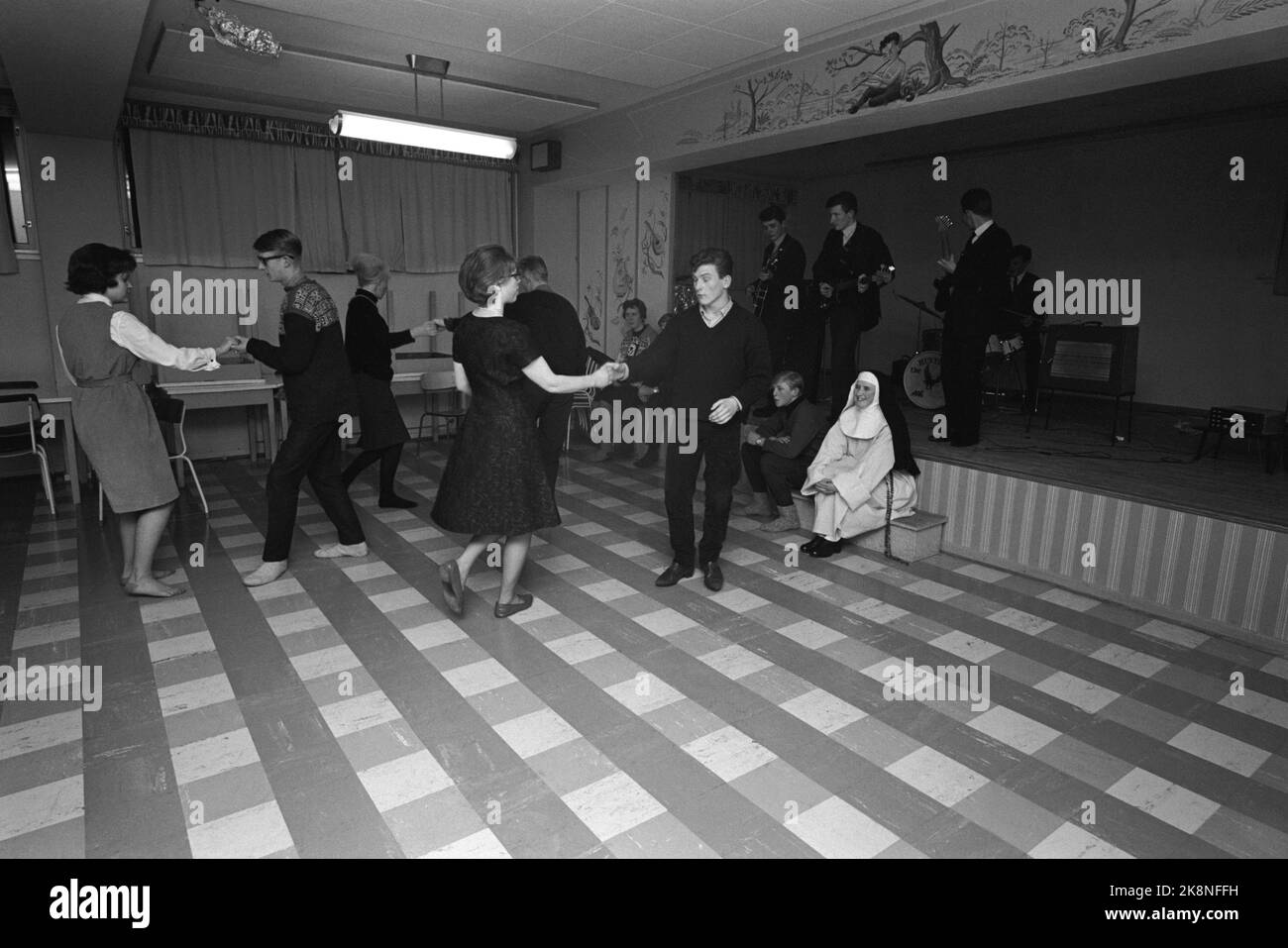 Bodø 1965 les religieuses catholiques de Saint-Sunniva Hemm à Bodø font de la maternelle, de l'instruction de judo, du théâtre amateur, du ballet et de la danse pop. Sœur Carmel dirige le centre de la jeunesse dans le 'Nonnjelleren'. Elle laisse les adolescents danser le rock-and-roll et se tordre, mais sous sa supervision personnelle. Certaines formes de flirter et de romance ne sont pas autorisées. Photo: Ivar Aaserud / courant / NTB Banque D'Images