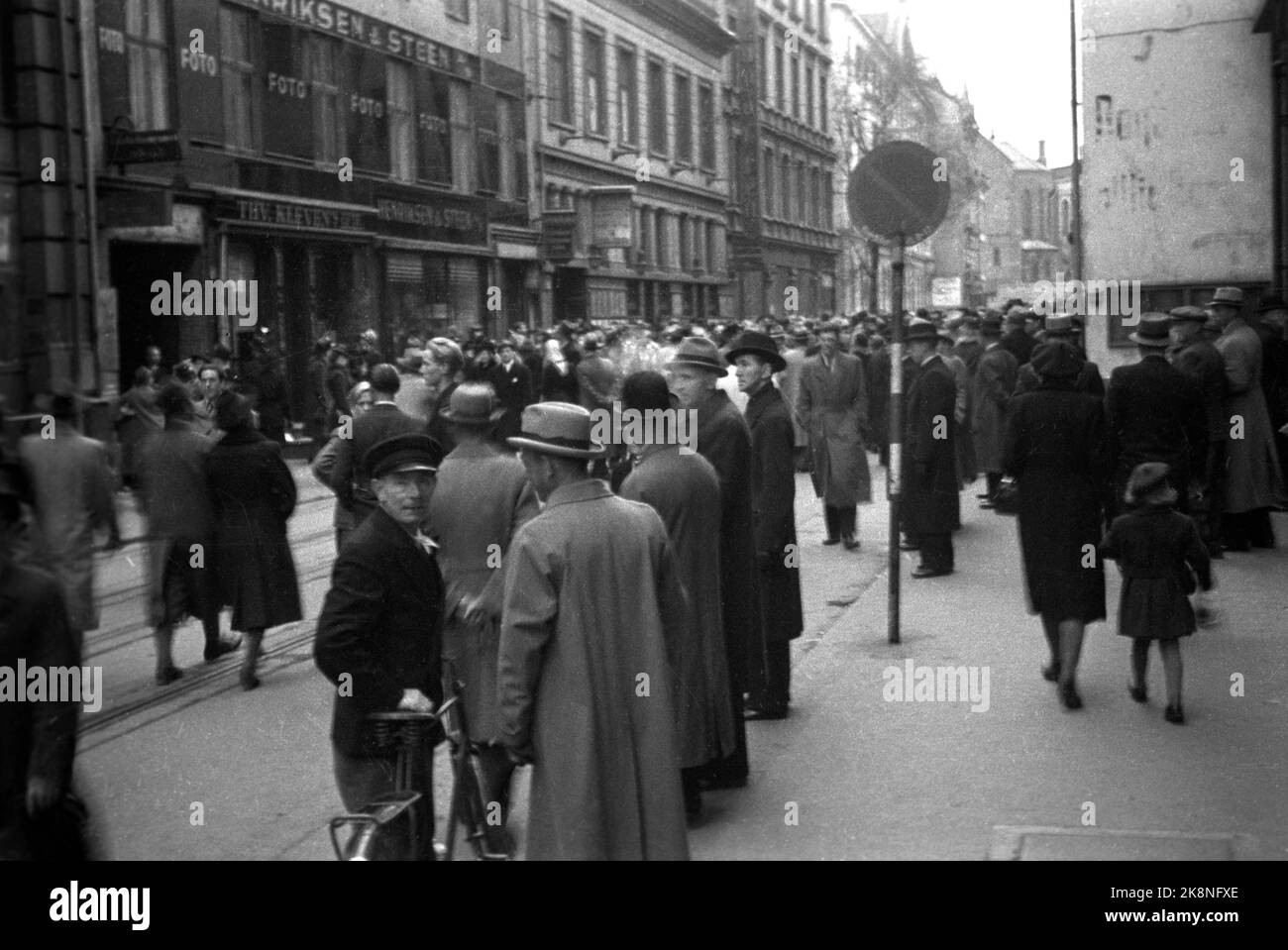 Oslo 19450429 la Seconde Guerre mondiale approche de sa fin. Ce n'est qu'une question de jours avant que la Norvège ne soit à nouveau un pays libre. Aujourd'hui, l'Allemagne a capitulé en Italie et les rumeurs tourbillonnaient à Oslo. Beaucoup de gens dans la rue. Les gens se tiennent en groupe et parlent ensemble. Ici depuis Akersgaten. Photo: NTB / NTB Banque D'Images