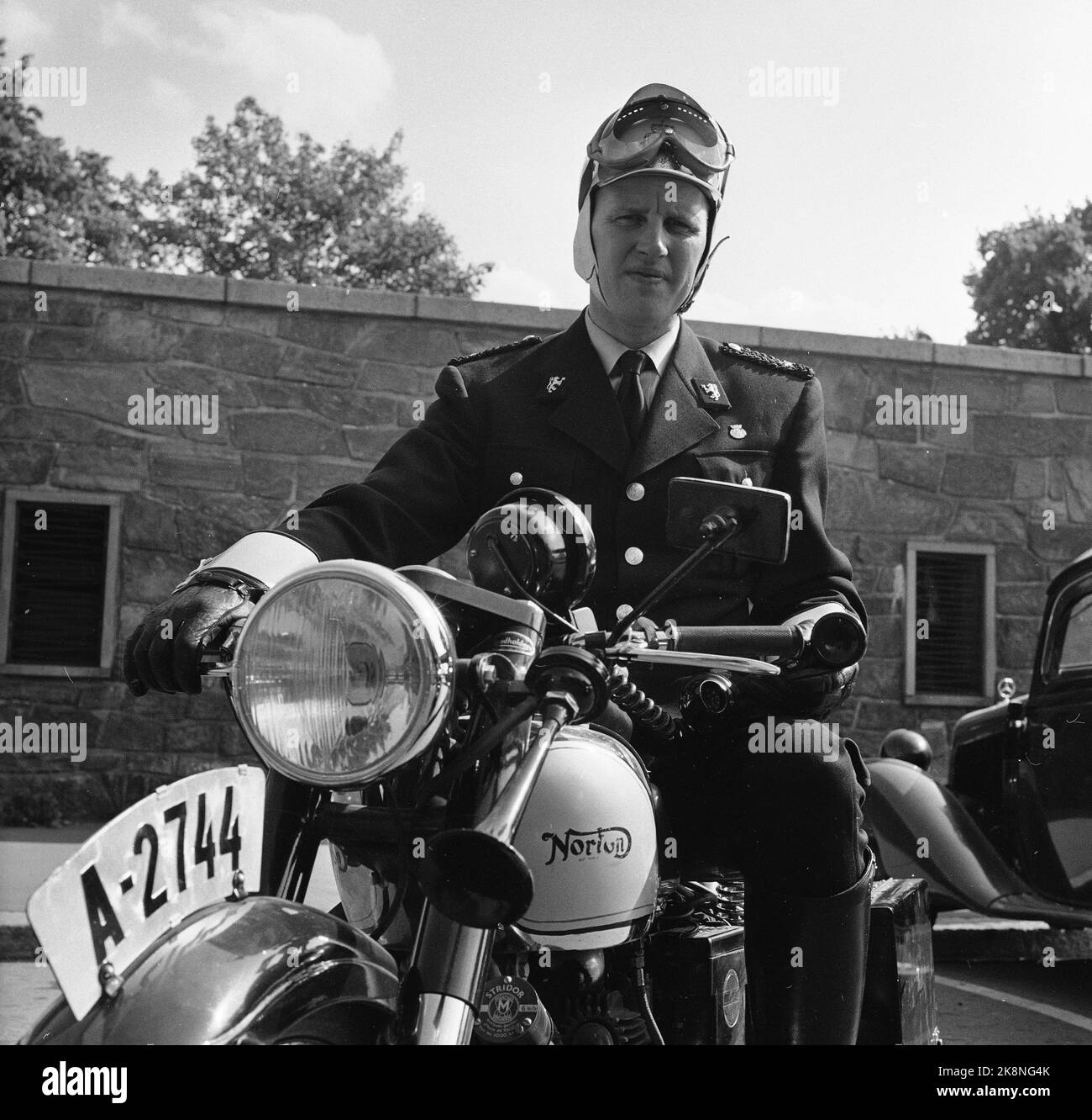 Oslo 1955 police sur deux roues Une patrouille de moto du corps de police d'Oslo va trouver ses positions dans la circulation. Le vélo avant est équipé d'un émetteur radio et d'un récepteur, expert en équipement. La police moto d'Oslo utilise des motos Norton 500, dont 14 sont à leur disposition. La vitesse maximale est de 135-140 km/h, et les quelques conducteurs bruts parviennent à quitter ces gars s'ils veulent rester sur la route. Photo; Sverre A. Børretzen / actuel / NTB NB! Photo non traitée !!! Banque D'Images